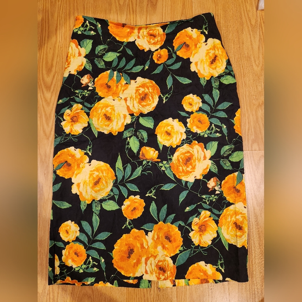 New York & Company Like New Black Floral Midi Pencil Skirt size 8